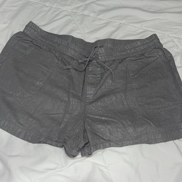 Grey metallic shorts - Picture 2 of 3